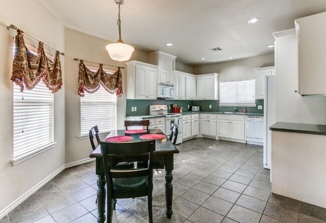 Building Photo - Adorable duplex + Edmond Schools + Lawncare Included