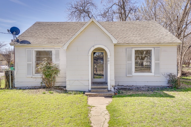 Building Photo - 901 N Howeth St