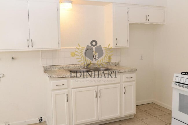 Building Photo - 2303 S Poppy Ave