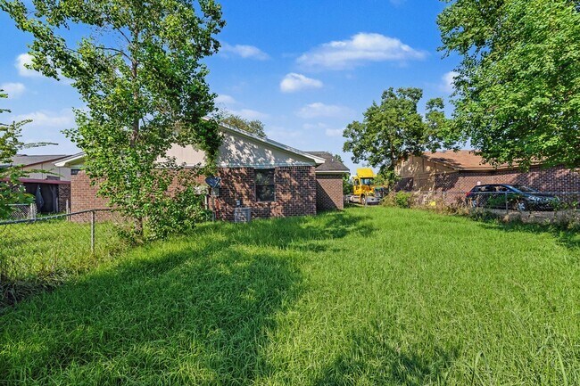 Building Photo - 5225 Marseilles Dr