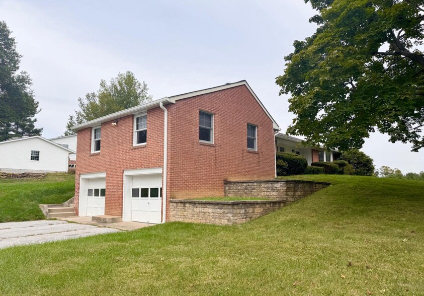 Building Photo - 2710 Academy Dr