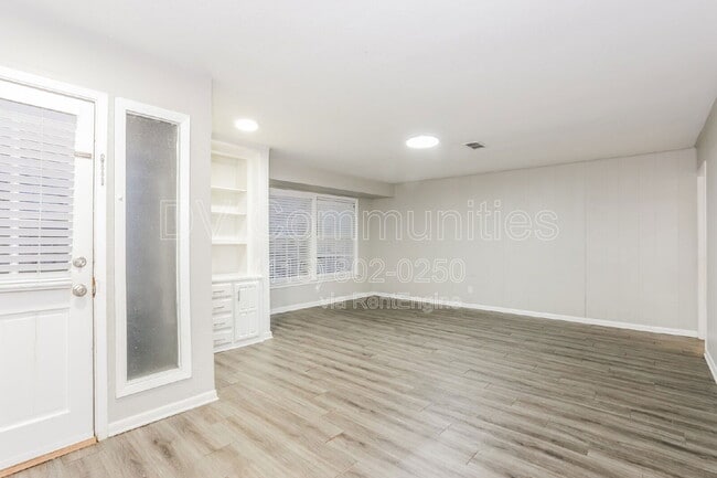 Building Photo - 2901 Creston Ave