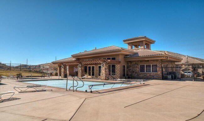 Building Photo - Fossil Hills Townhome!