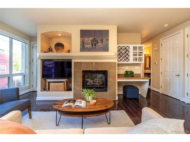 Building Photo - Beautiful 2 bedroom Condo in Uptown Area