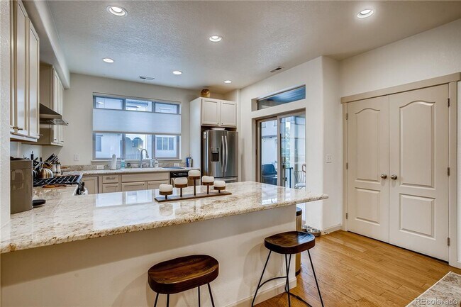 Building Photo - Gorgeous Townhouse in Breathtaking Solterr...