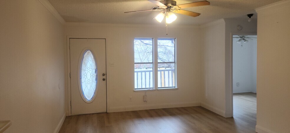 Building Photo - 605 E Applegate Dr