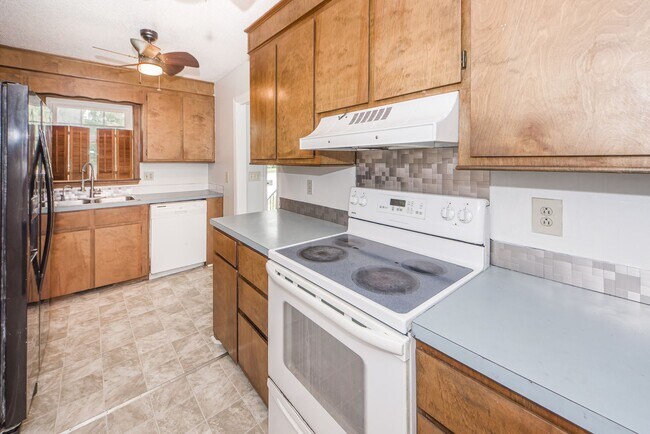 Building Photo - 3 Bedroom 2 Bath Home in Briarwood - Summe...