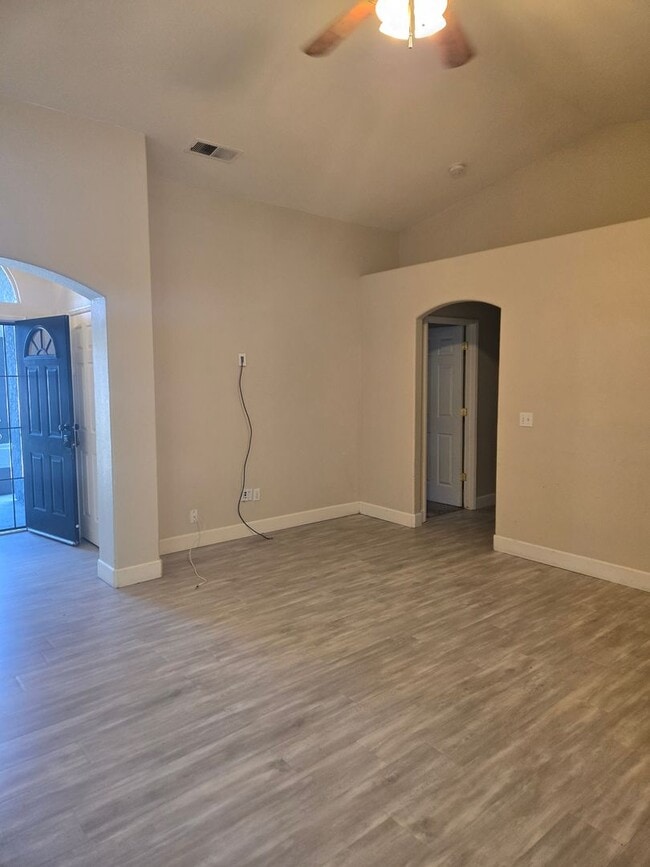Building Photo - Four bedroom w/ Studio
