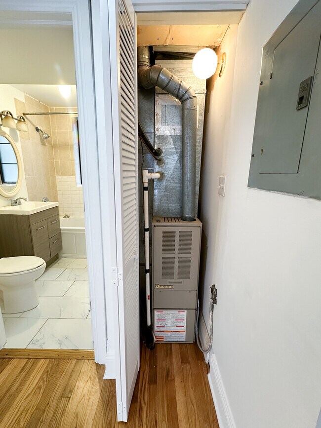 Building Photo - 7425 N Sheridan Rd