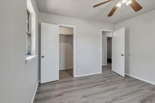 Building Photo - 3600 Sunvalley Dr