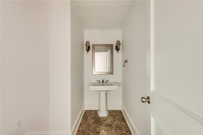 Building Photo - 2885 Woodside St