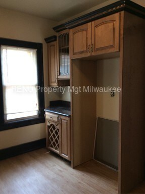 Building Photo - Beautiful Upper Duplex