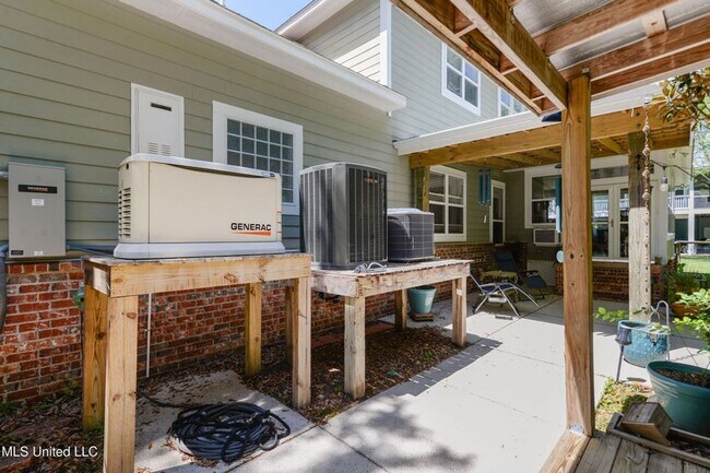 Building Photo - Spacious 5 bed, 4 bath home sits right ins...