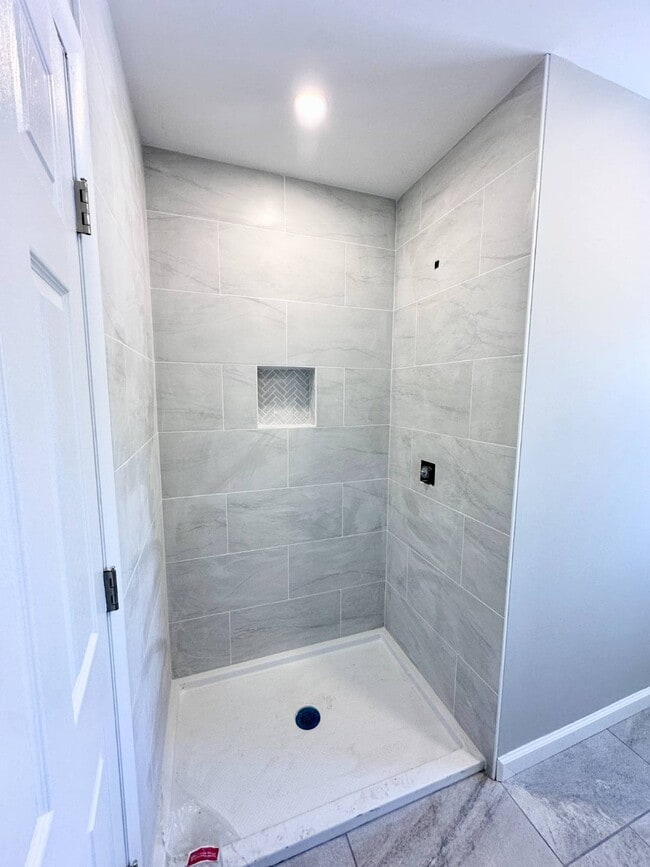 Building Photo - 521 Middleline Rd