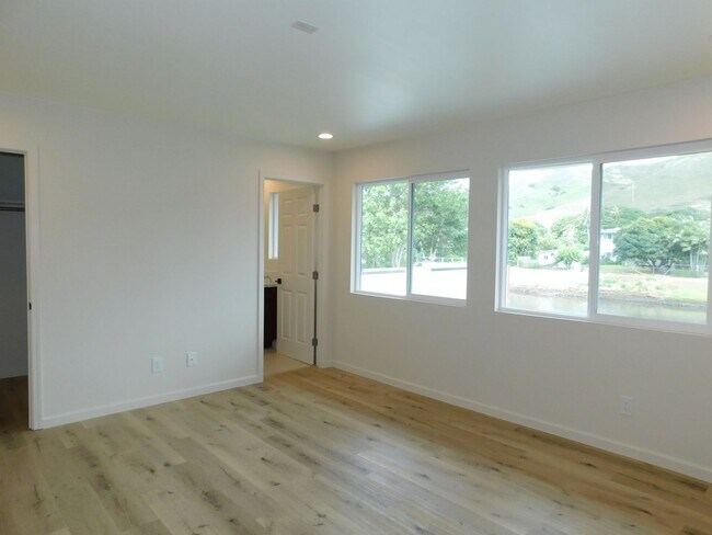 Building Photo - Kailua home on Kawainui canal, paddlers paradise, pet friendly