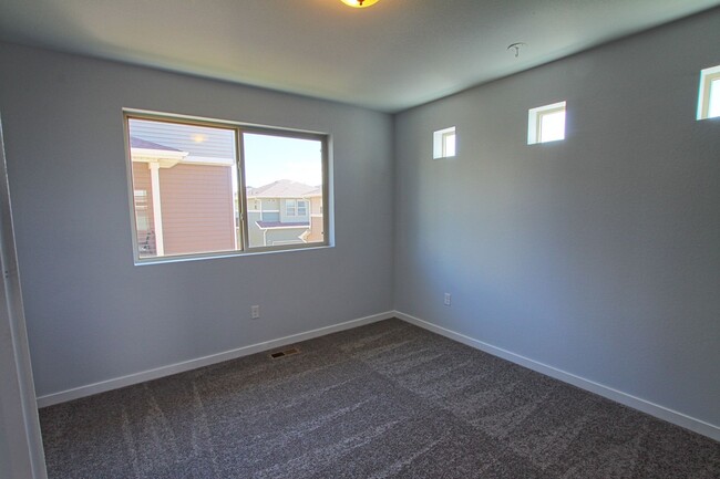 Building Photo - 5 bed 3.5 bath home in the Meadows