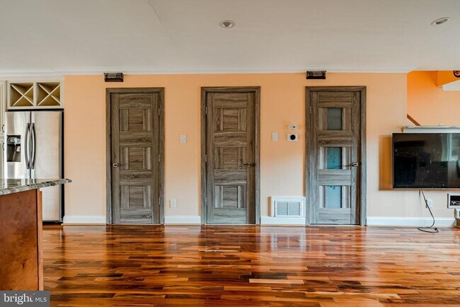 Building Photo - 227 Carriage Ct