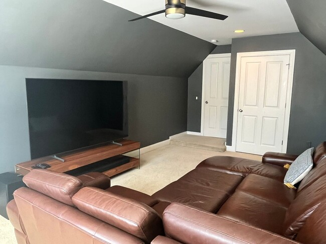 Building Photo - 724 Royal Bonnet Dr