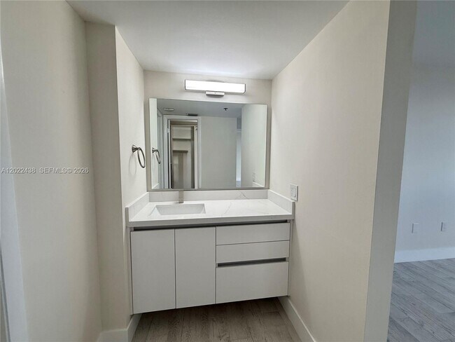Building Photo - 801 N Venetian Dr