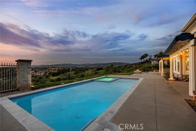 Building Photo - 2309 Skyline Dr