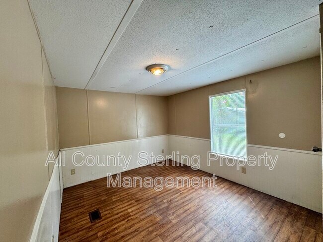 Building Photo - 137 SW Piston Glen