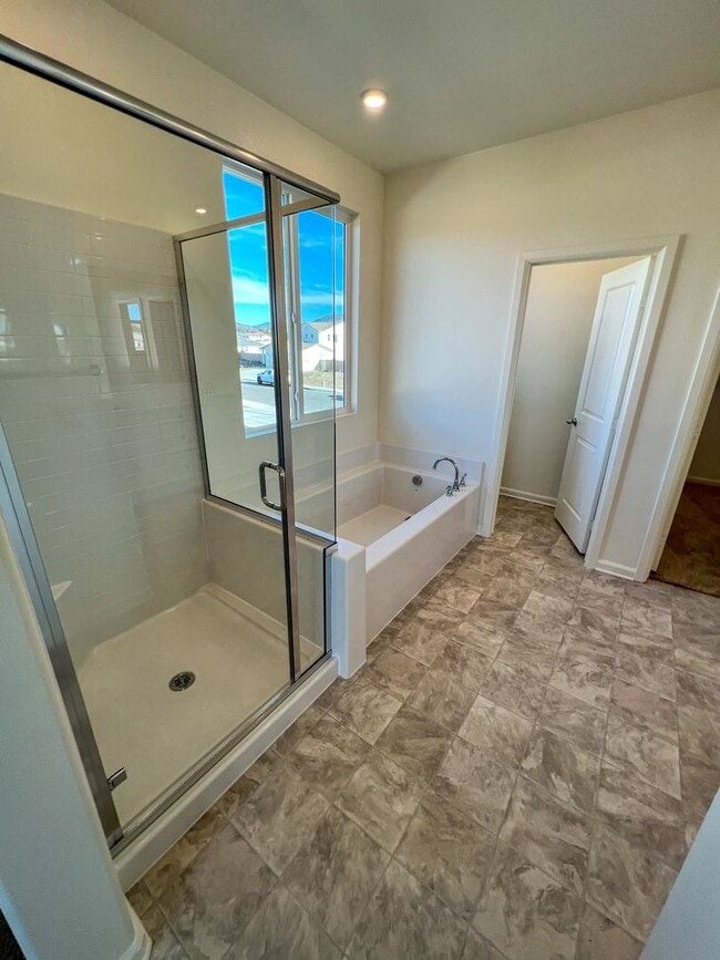 Building Photo - 5 Bedroom home with FULL MOTHER IN LAW SUI...