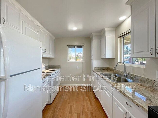 Building Photo - 878 Castlewood Dr