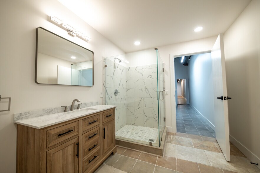 Building Photo - 635 W Lakeside Ave