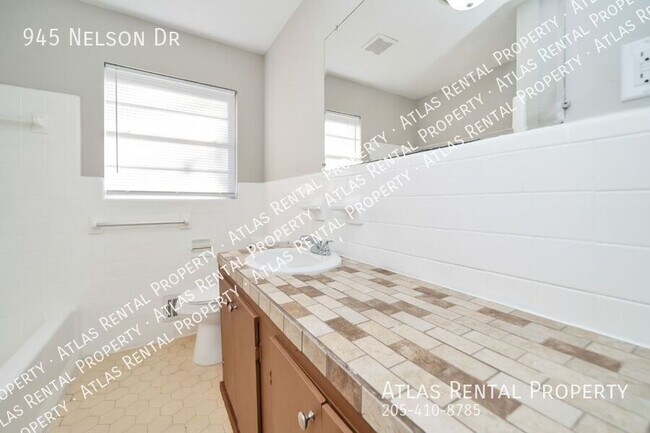 Building Photo - 945 Nelson Dr