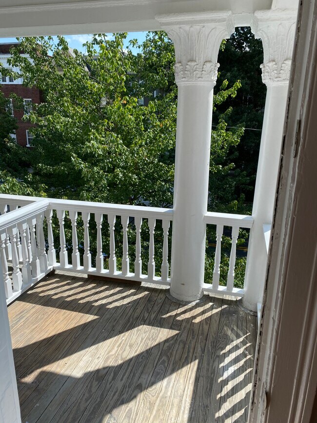 Private porch overlooking Grace - 2220 W Grace St