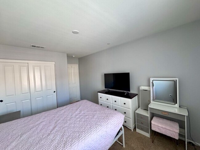 Building Photo - Beautiful 3 bedroom Town house available f...