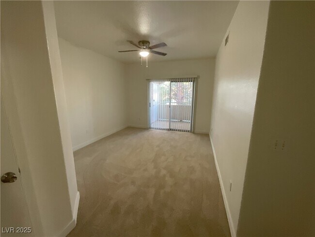 Building Photo - 3400 Cabana Dr