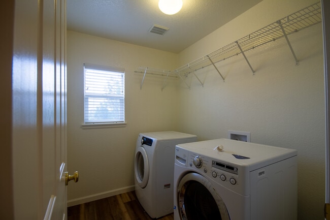Building Photo - 5747 Jaguar Way
