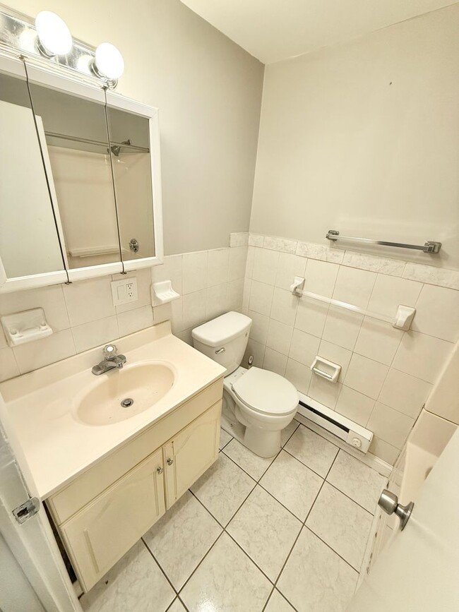 Building Photo - Newly Renovated 2 Bedroom with Off-Street ...