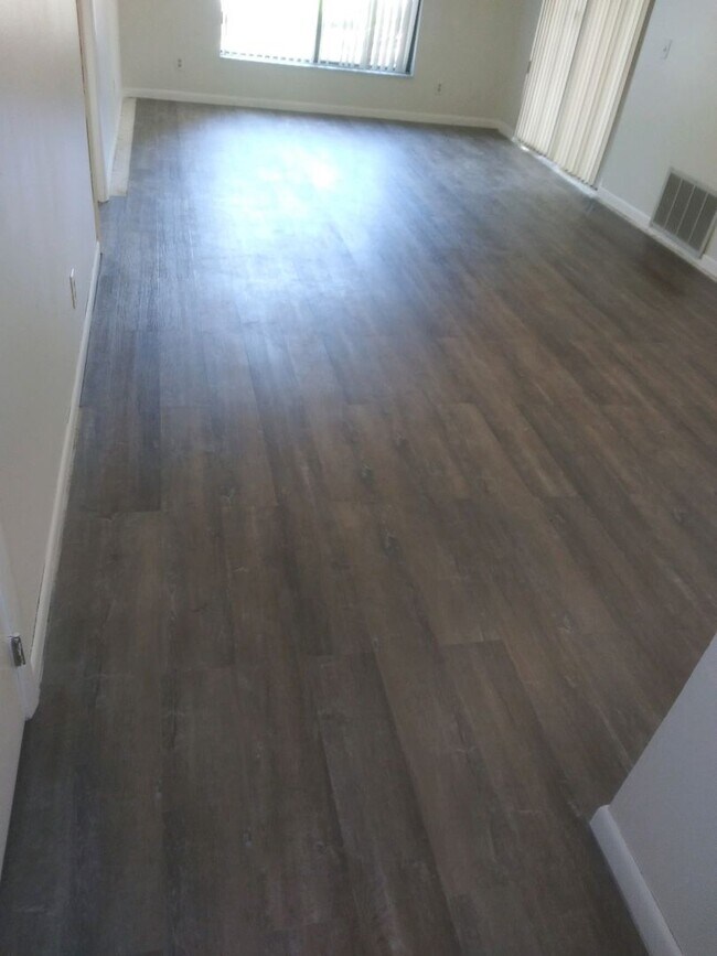 Building Photo - Beautiful home with backyard!