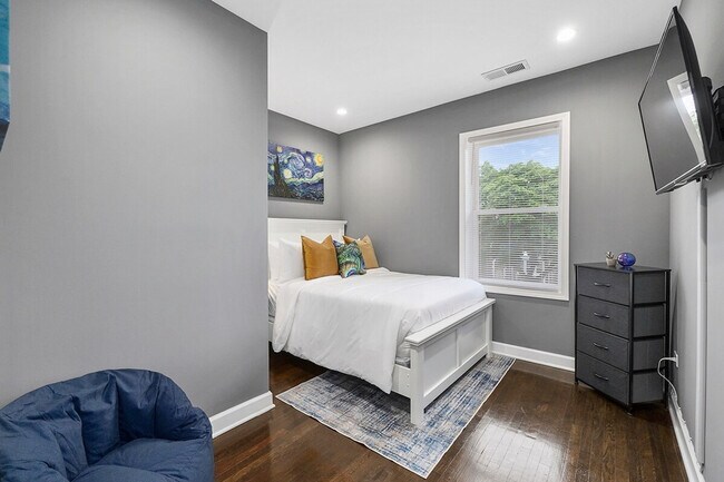 Building Photo - 8128 S King Dr