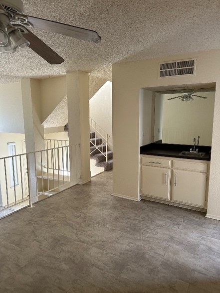 Building Photo - 2046 S Bon View Ave