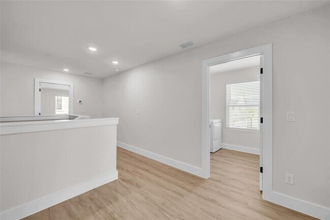 Building Photo - 7600 Strong Bow Ct