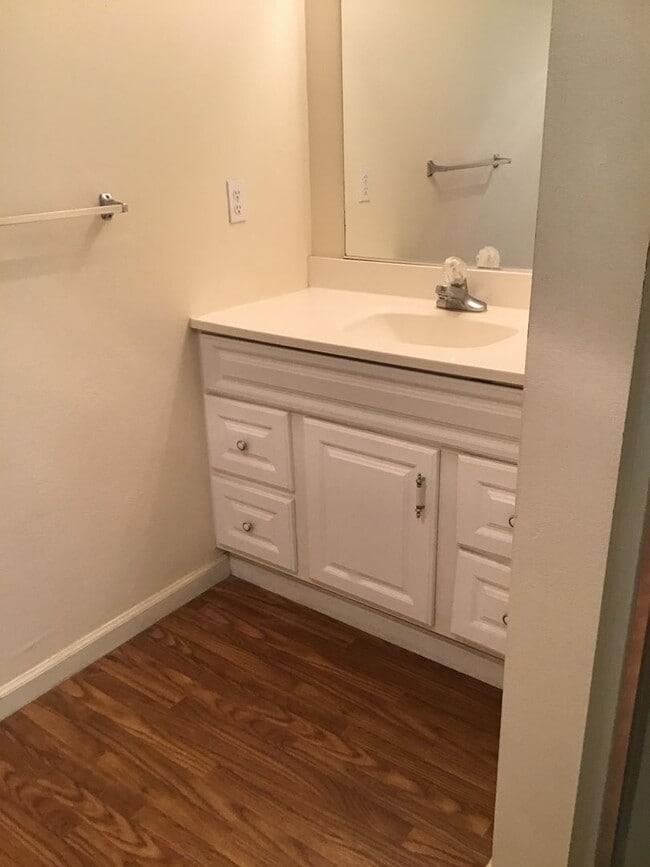 Building Photo - Nice 2-Bedroom Home