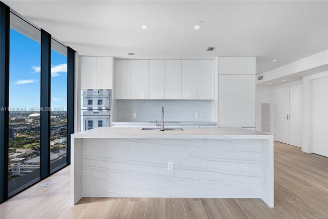 Building Photo - 700 NE 24th St