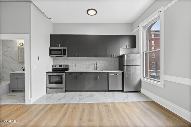 Building Photo - 5 Broadway