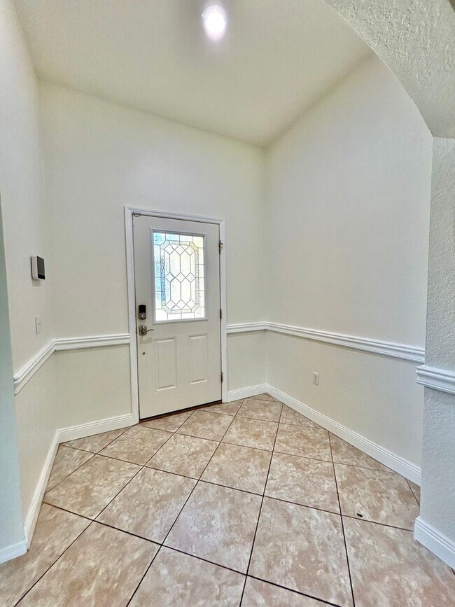 Building Photo - Designed for Living! 4beds, 2baths & scree...