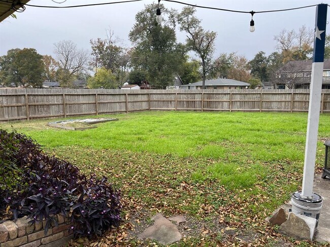 Building Photo - 5130 Saxon Dr