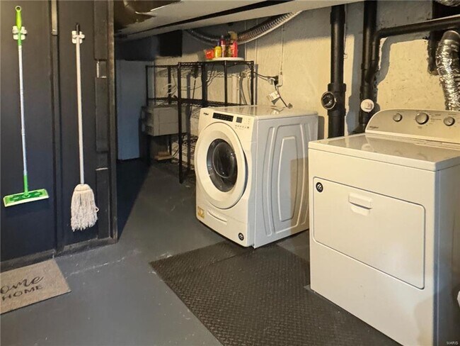 Building Photo - 729 Luckystone Ave