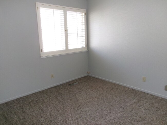 Building Photo - 3 bedroom, 2 bath, 2-car garage in Lakeridge Springs Community