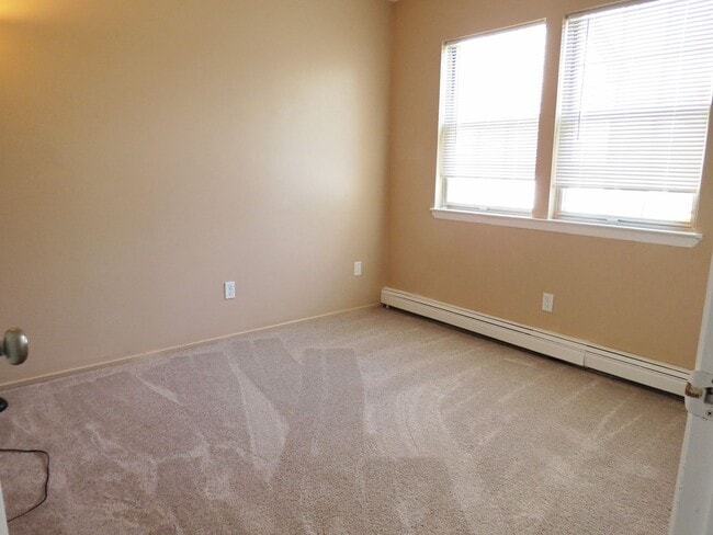 Building Photo - Spacious 3 Bedroom Townhome