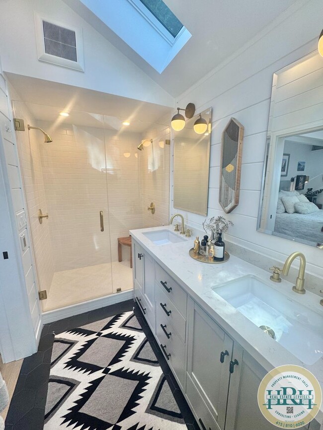 Building Photo - Tranquil & Sun Drenched 3BR|3BR in Heart o...
