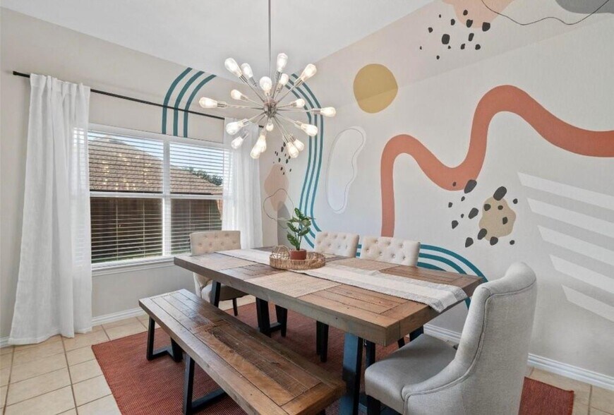 Dining area with designer paint - 2109 Castle Creek Dr