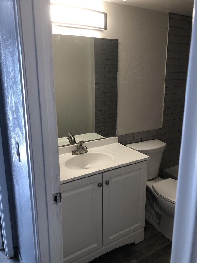 Building Photo - 2601 W Broadway Blvd