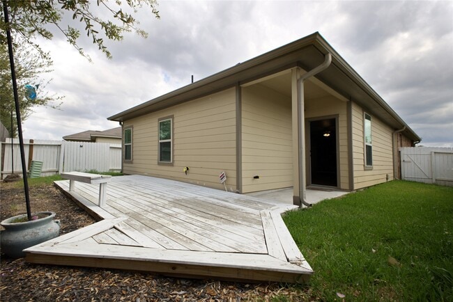 Building Photo - 2106 Benjamin Park